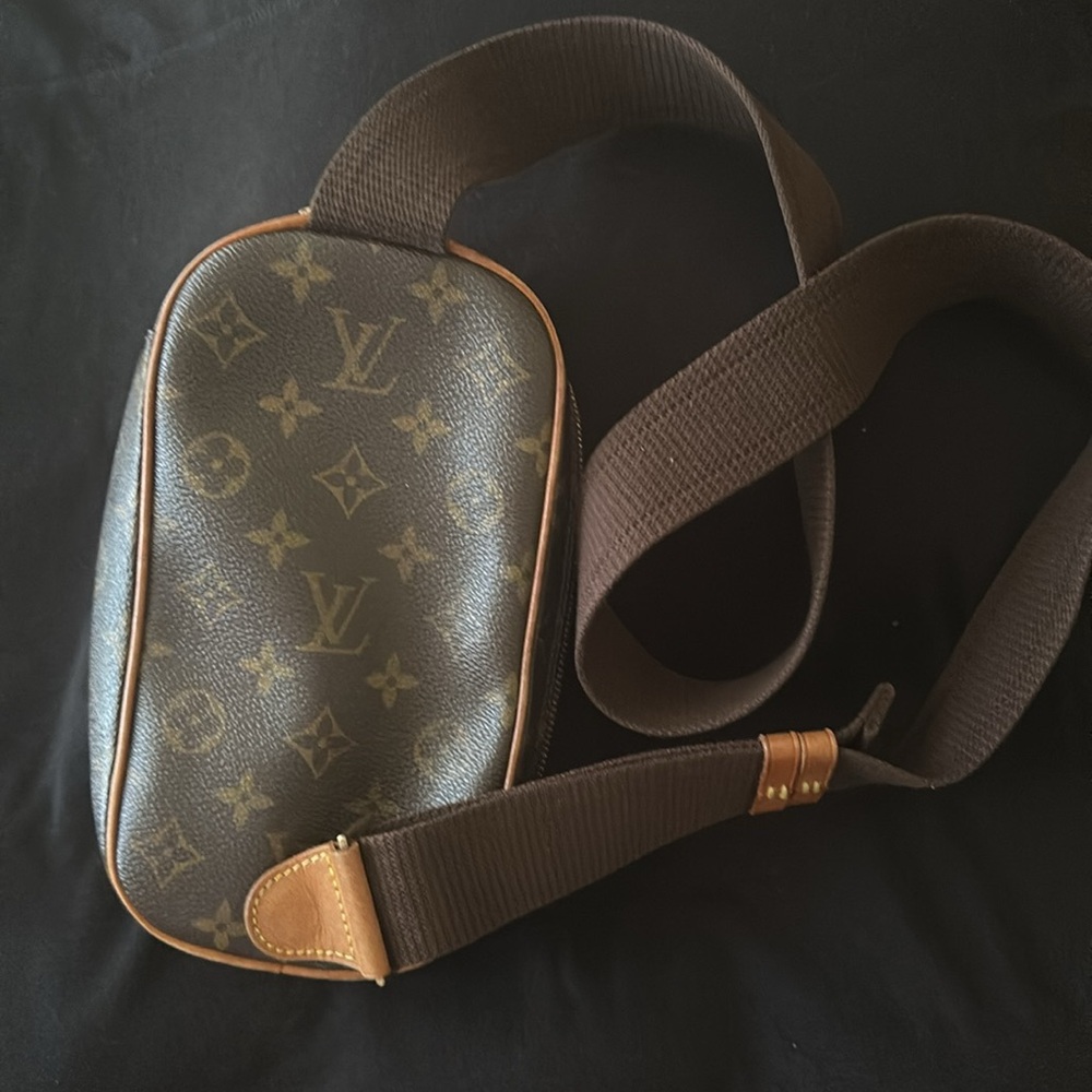 Louis Vuitton belt/bum bag.  Wear across the front of the body or the waist. - Picture 2 of 4